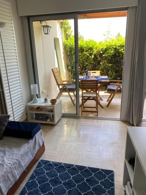 Studio Eleverca 3*- Rez De Jardin Terrasse - Axelle Loc'Appart Mandelieu La Napoule Luaran gambar